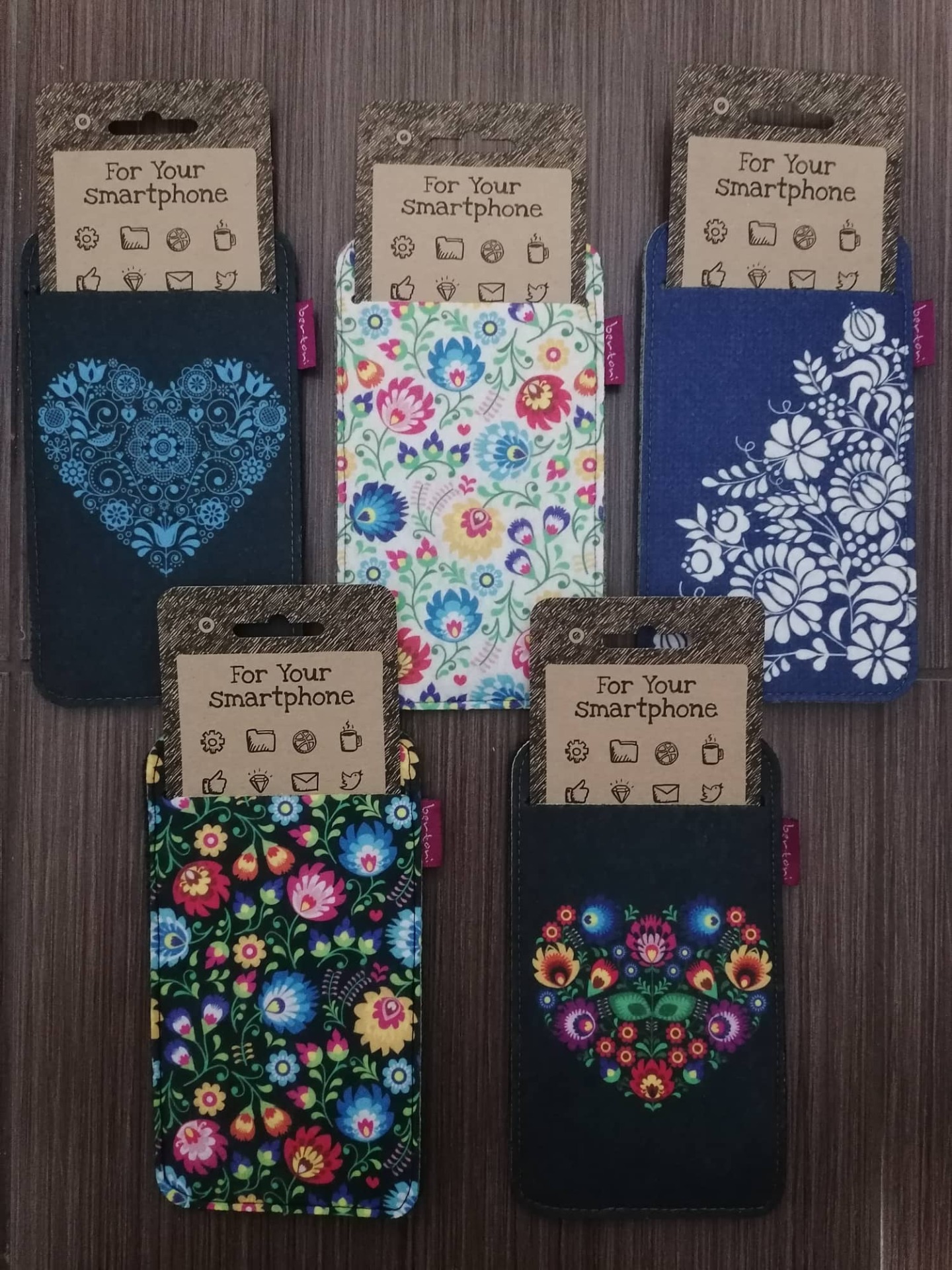 Puzdro na mobil- biely ornament na modrom pozadí