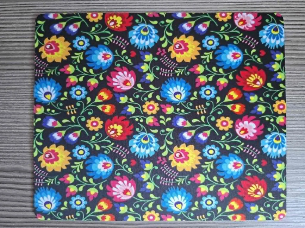 Podložka pod myš 24 x 19 cm - kvety na čiernom pozadí