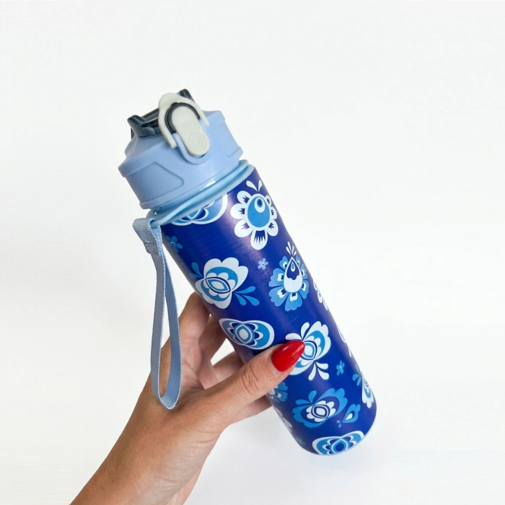 Fľaša na vodu s ľudovým motívom – 770 ml modrá (s uškom)