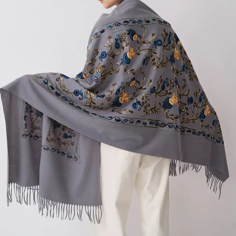 Dlhý hrubý teplý šál s ľudovou výšivkou 70cm x 180cm - modré kvety SIVÝ